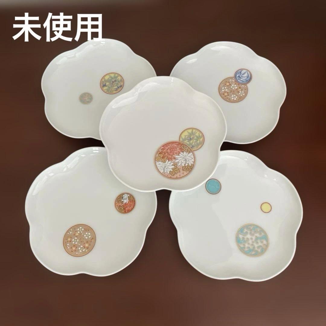未使用　深川製磁　梅型銘々皿揃い　寿赤絵