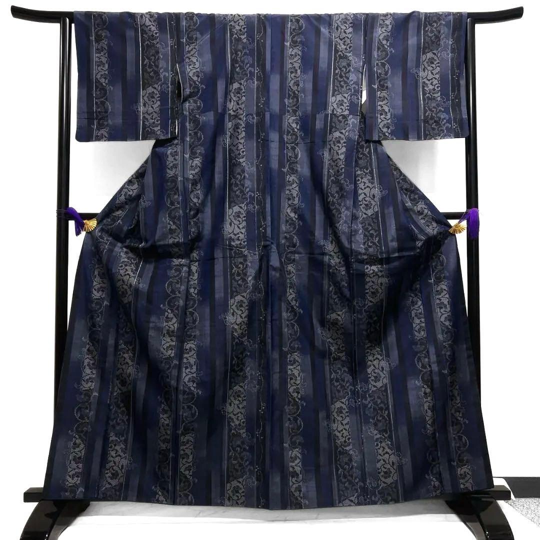 小紋　紬地　藍染　縦縞　唐花模様　銀糸　着物　092a p